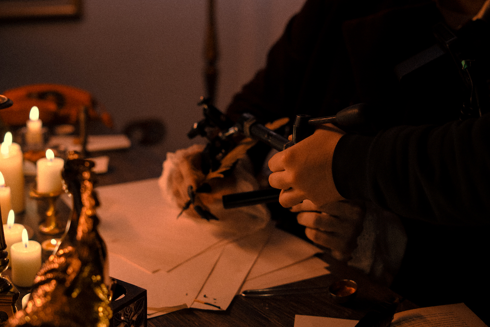 Drácula escribiendo la carta