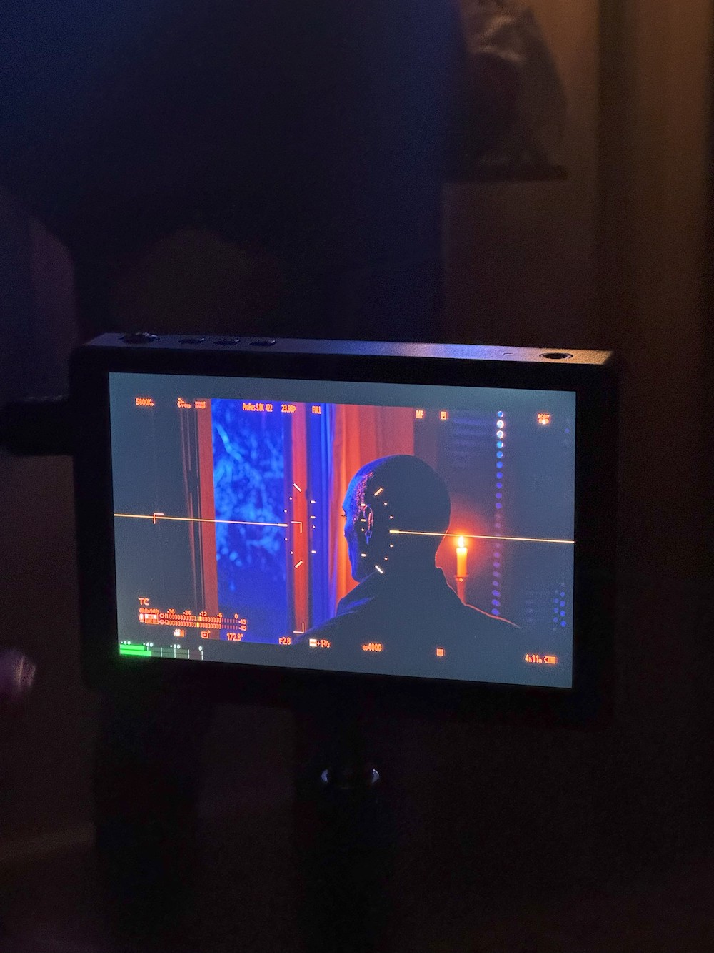 Plano de Drácula mirando por la ventana